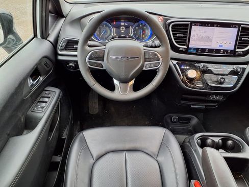 Used 2025 Chrysler Pacifica Select image 15