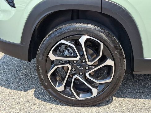 Used 2024 Chevrolet Trax RS w/ Sunroof Package FWD image 9