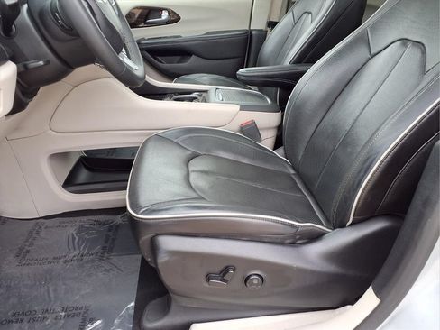 Used 2023 Chrysler Pacifica Limited FWD image 24