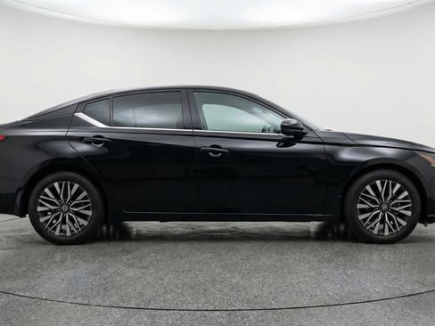 Used 2025 Nissan Altima 2.5 SV image 11
