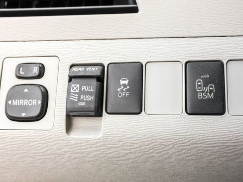 Used 2014 Toyota Sienna XLE image 17