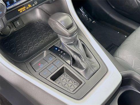Used 2020 Toyota RAV4 XLE w/ Convenience Package FWD image 19