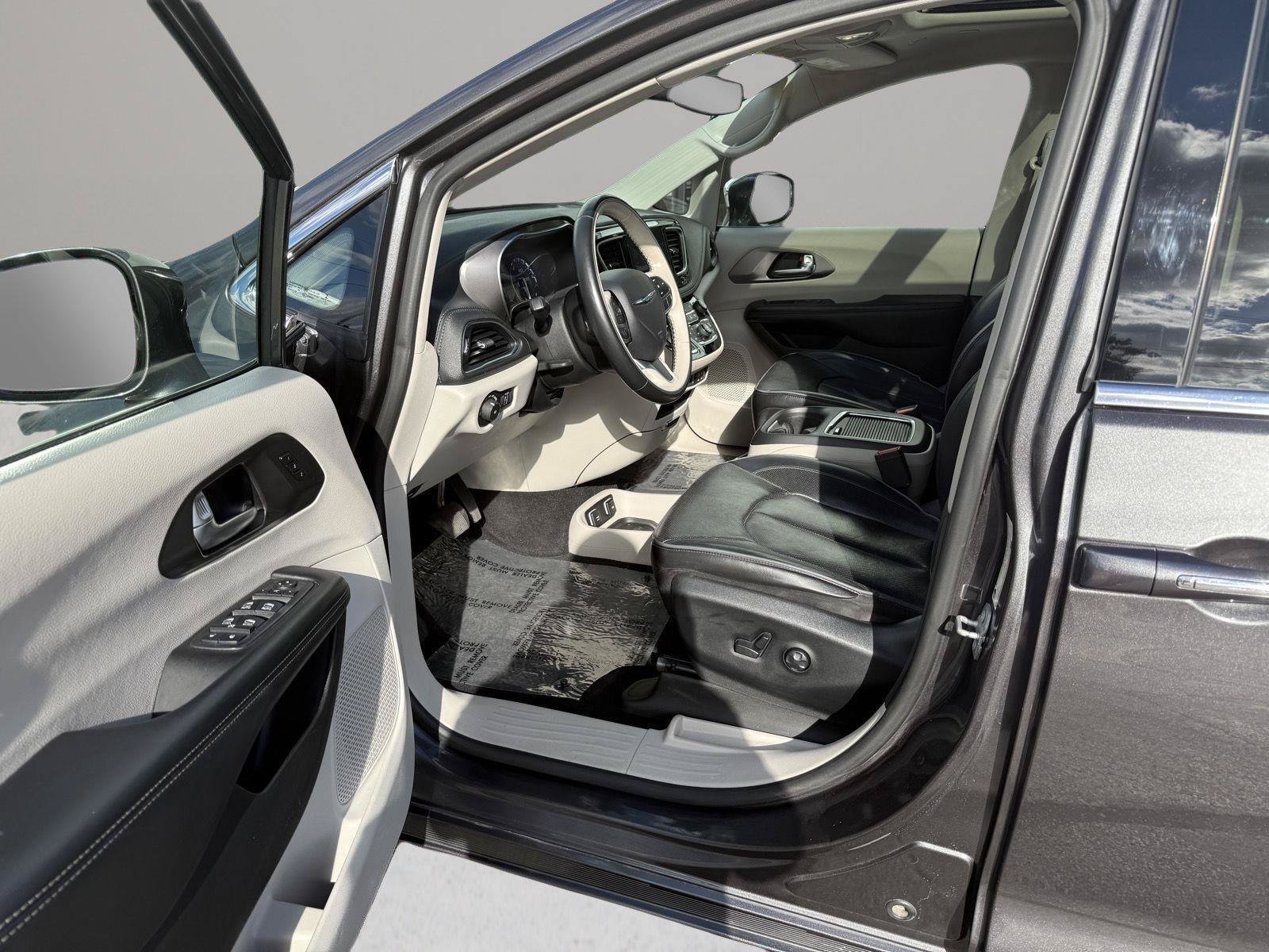 Used 2019 Chrysler Pacifica Limited FWD image 9