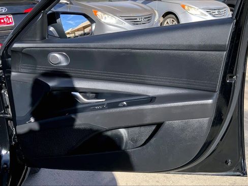 Used 2024 Hyundai Elantra Blue image 23