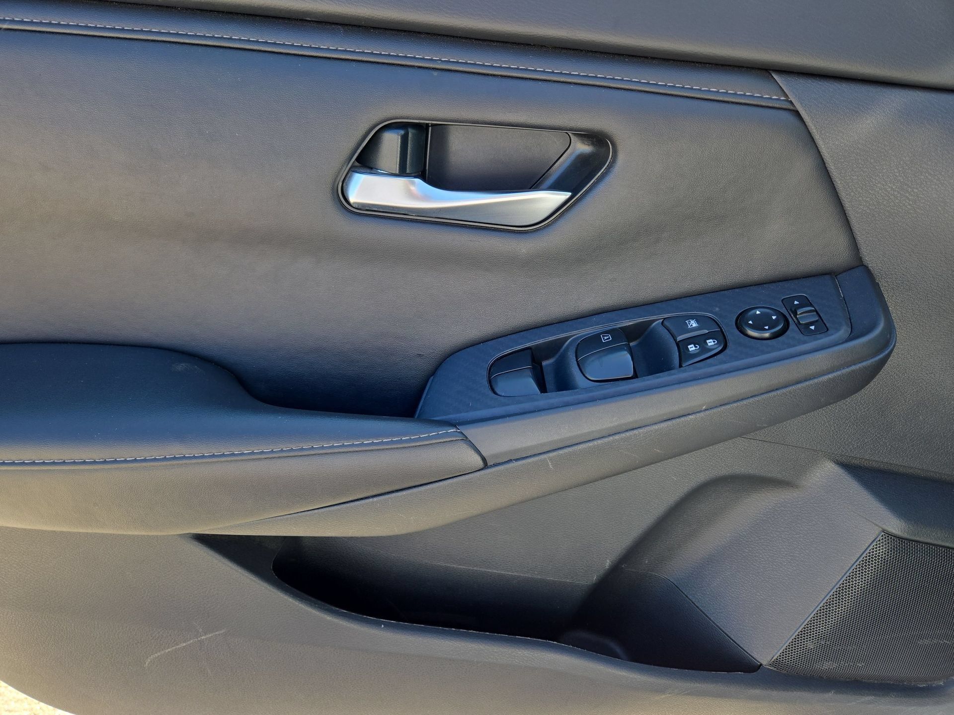 Used 2025 Nissan Sentra SV FWD image 15