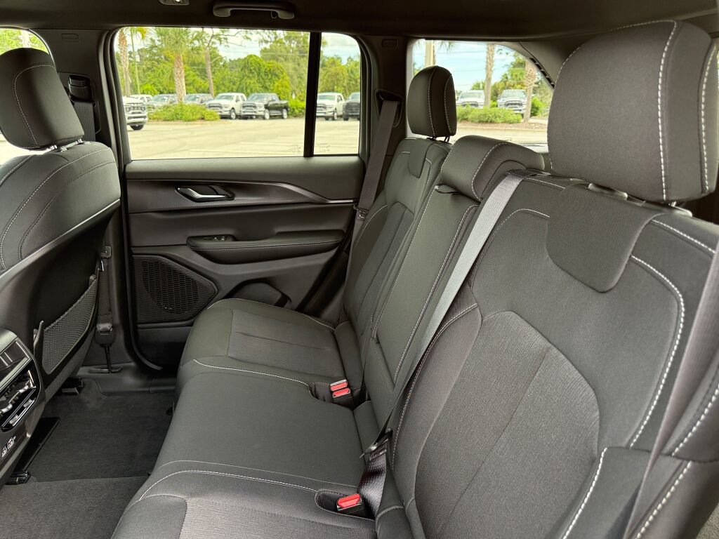 New 2027 Jeep Grand Cherokee Laredo AWD/4WD image 11