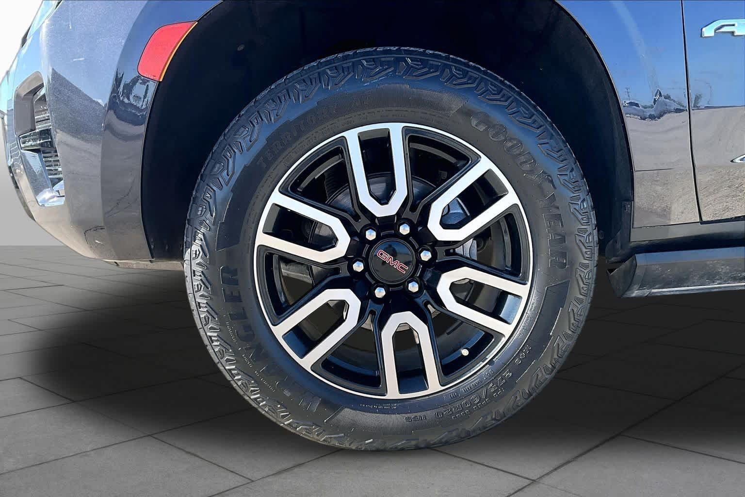 Used 2023 GMC Yukon AT4 w/ AT4 Premium Plus Package AWD/4WD image 10
