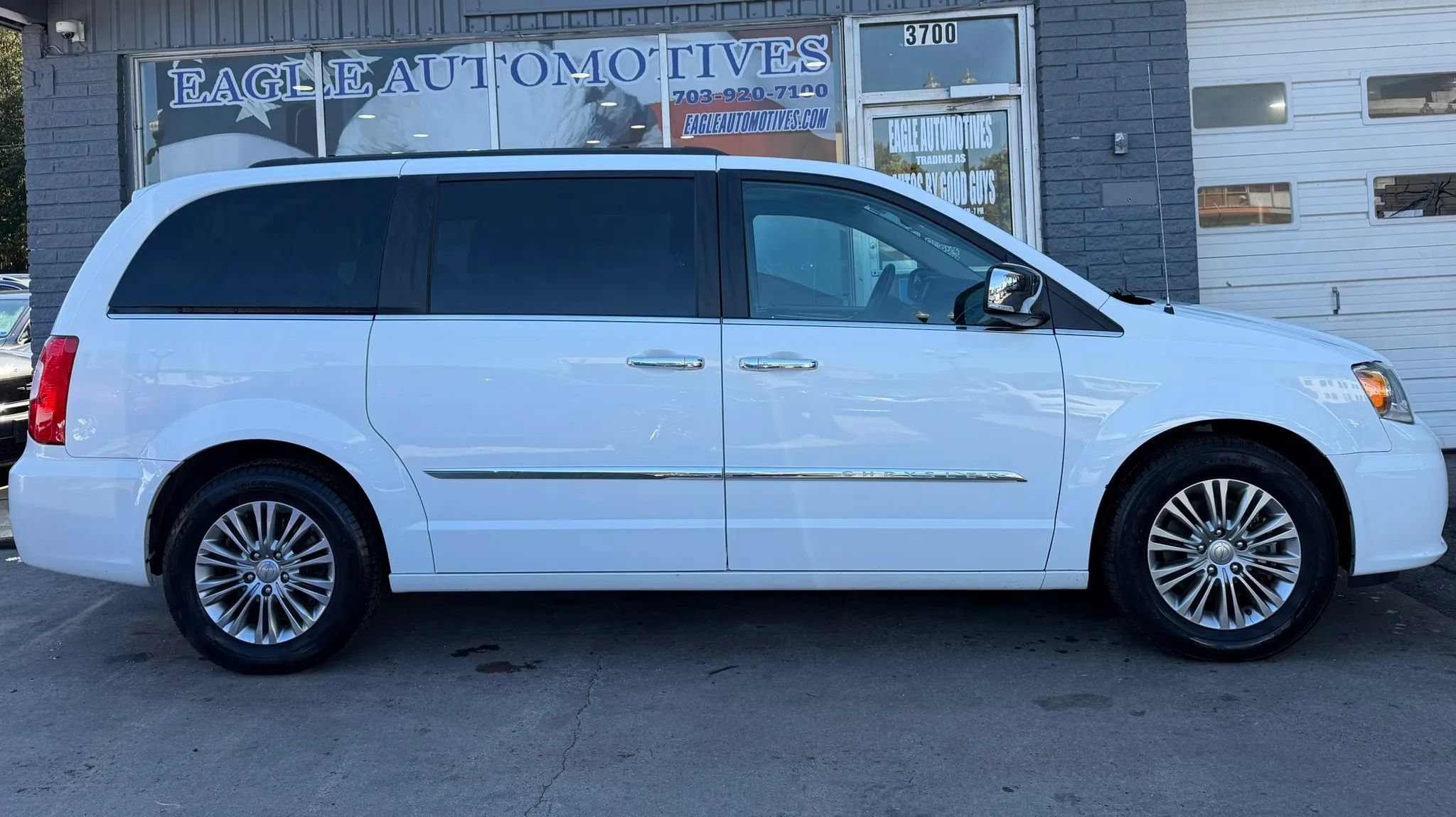 Used 2016 Chrysler Town & Country Touring-L FWD image 2
