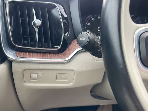 Used 2022 Volvo S60 B5 Momentum w/ Premium Package image 14