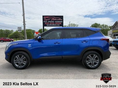 Used 2023 Kia Seltos LX AWD/4WD image 2