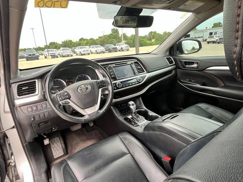 Used 2018 Toyota Highlander XLE FWD image 8
