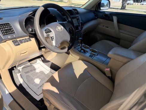 Used 2013 Toyota Highlander FWD image 10