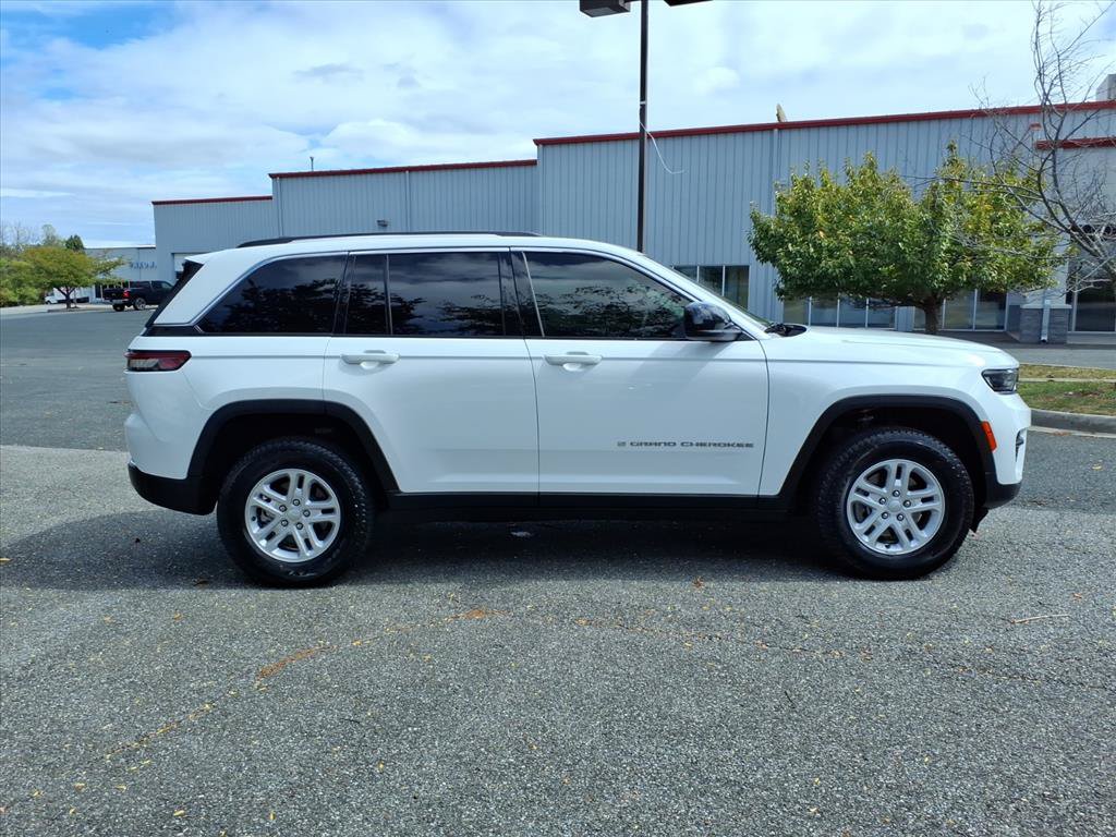 Used 2022 Jeep Grand Cherokee Laredo w/ Luxury Tech Group I RWD image 3