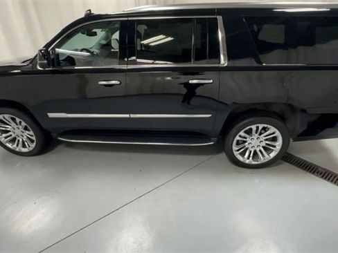 Used 2019 Cadillac Escalade ESV Premium Luxury w/ LPO, Radiant Package image 5