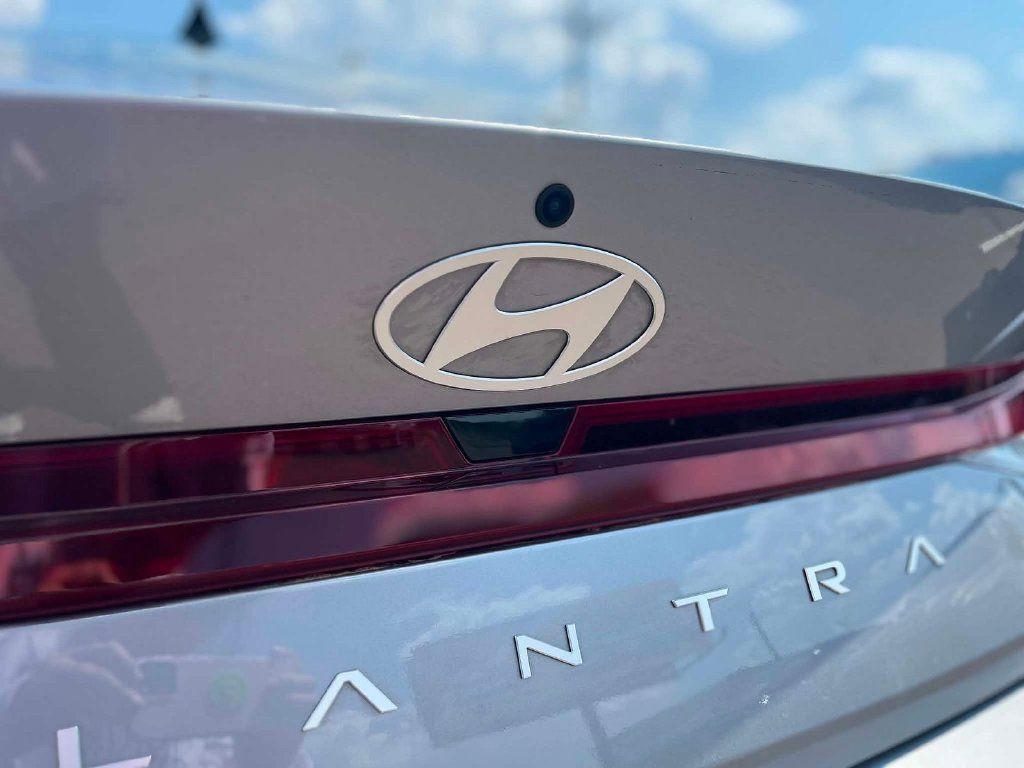 Used 2026 Hyundai Elantra SE FWD image 7