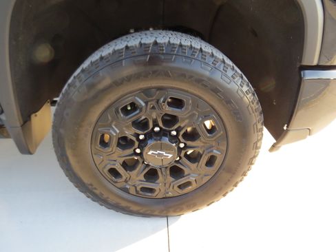 Used 2024 Chevrolet Silverado 2500 LTZ w/ LTZ Plus Package image 9