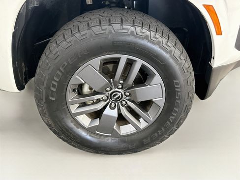 Used 2025 Nissan Frontier SV AWD/4WD image 11