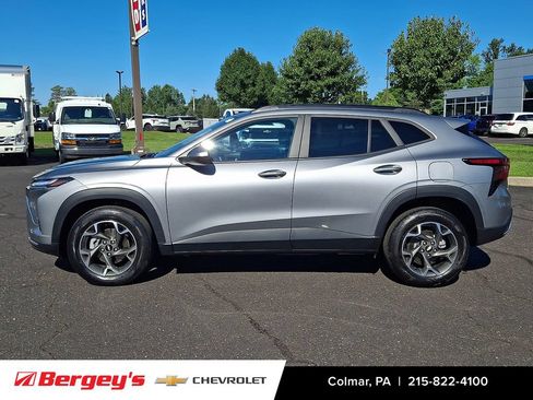 Used 2024 Chevrolet Trax LT w/ Driver Confidence Package FWD image 9