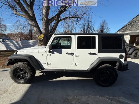 Used 2013 Jeep Wrangler Unlimited Sahara image 2