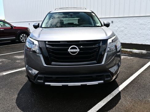Certified 2025 Nissan Pathfinder Platinum w/ Black Appearance Package AWD/4WD image 3