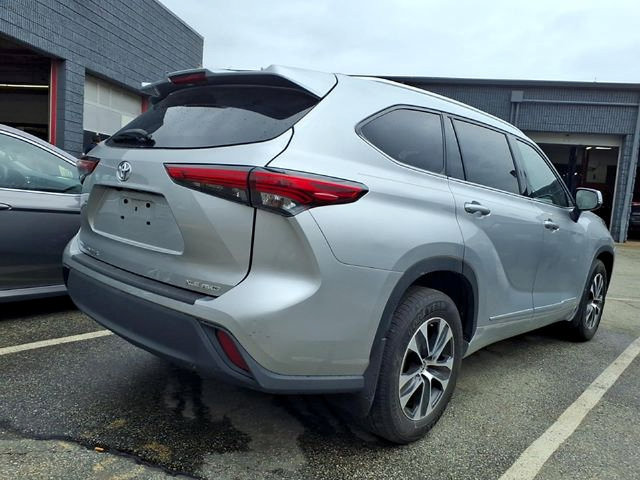 Used 2021 Toyota Highlander XLE AWD/4WD image 6