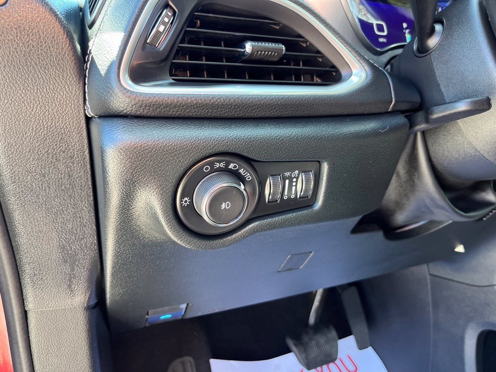 Used 2025 Chrysler Pacifica Limited FWD image 8