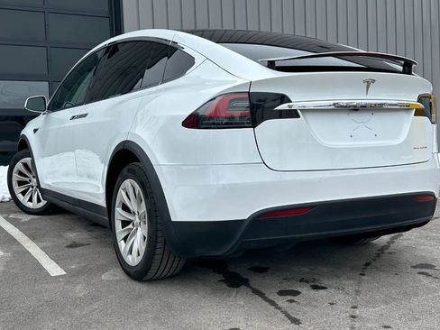 Used 2019 Tesla Model X 75D image 6