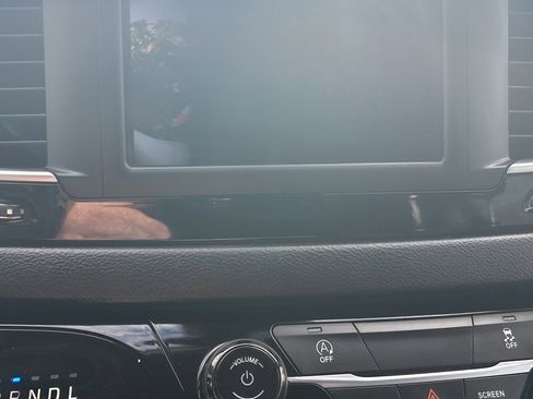 Used 2023 Chrysler Voyager LX image 20