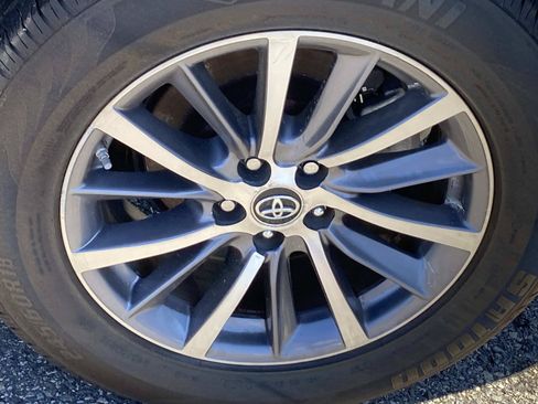 Used 2019 Toyota Highlander XLE AWD/4WD image 28