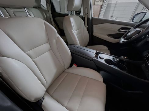 Used 2022 Nissan Rogue SV w/ SV Premium Package image 31