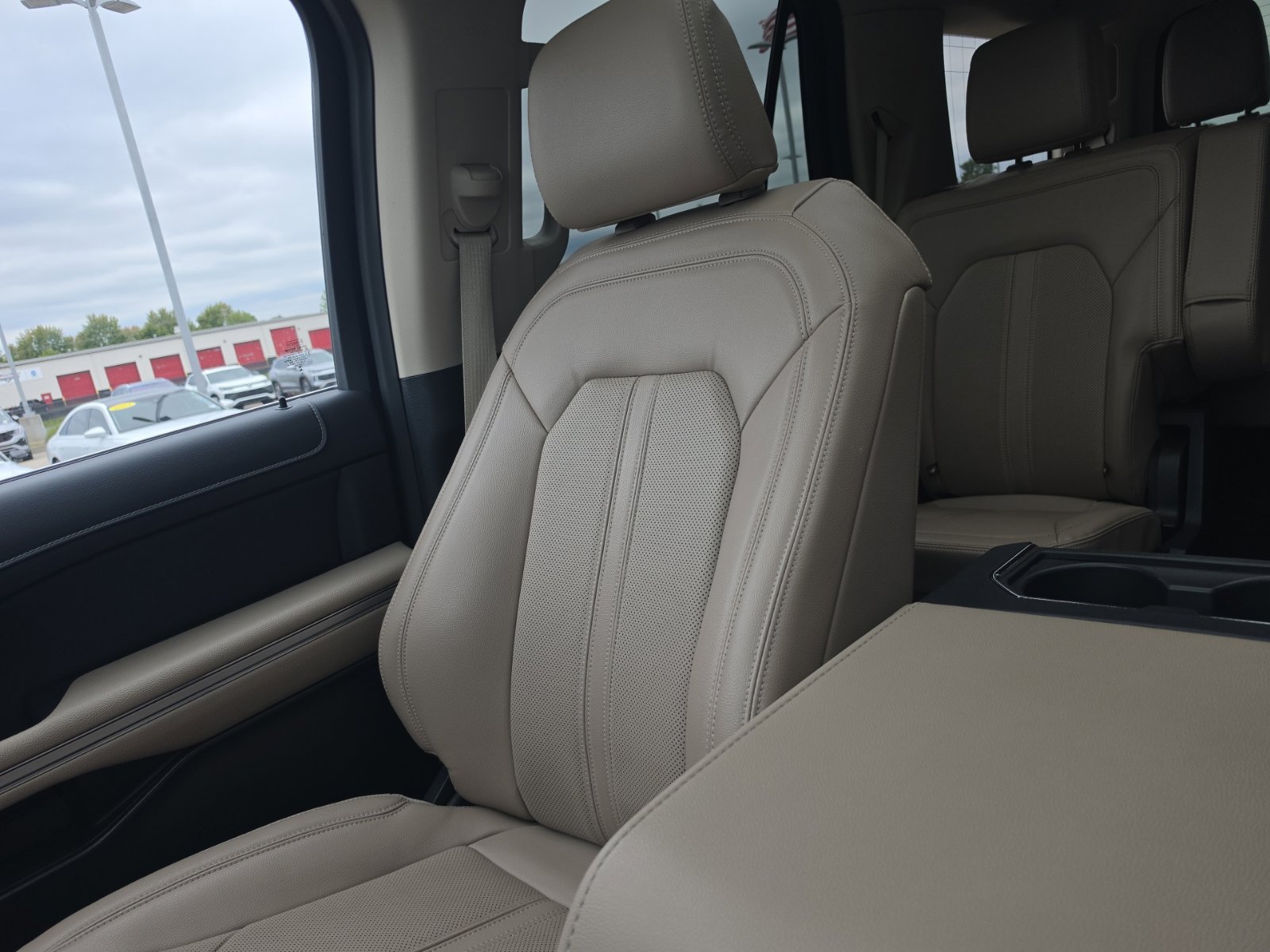 Used 2023 Ford Expedition Limited AWD/4WD image 32