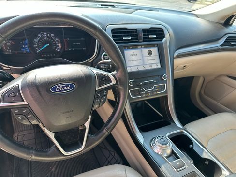 Used 2017 Ford Fusion SE w/ Fusion SE Technology Package image 22