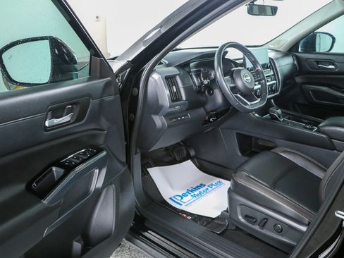 Used 2025 Nissan Pathfinder SL w/ SL Premium Package AWD/4WD image 3