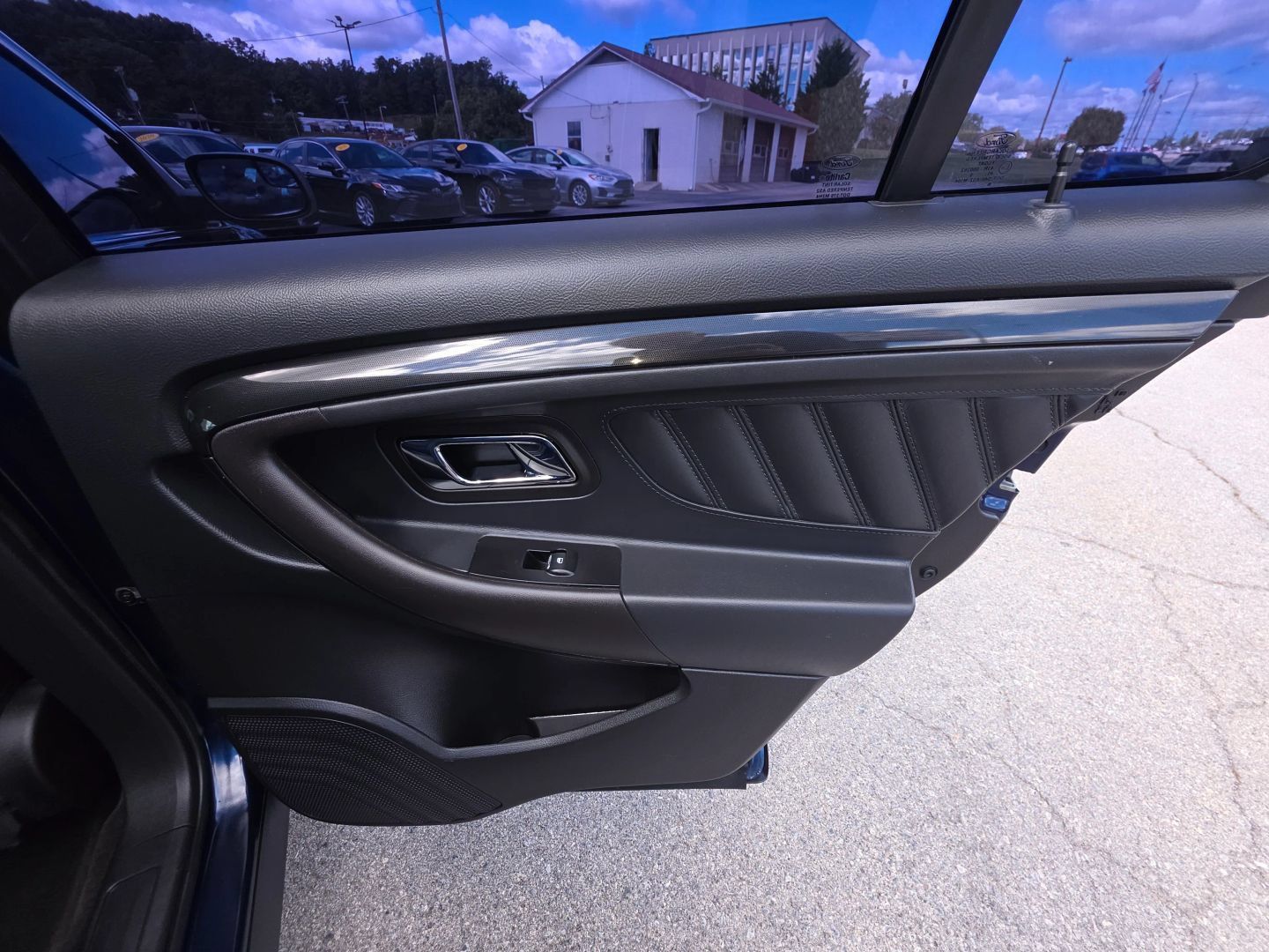 Used 2016 Ford Taurus SHO AWD/4WD image 31