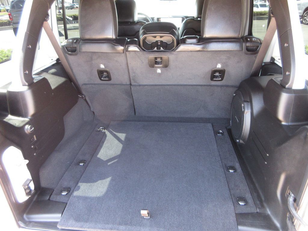 Used 2024 Jeep Wrangler Unlimited Sahara w/ Technology Group AWD/4WD image 29