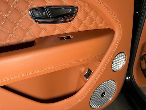 Used 2022 Bentley Bentayga AWD/4WD image 18