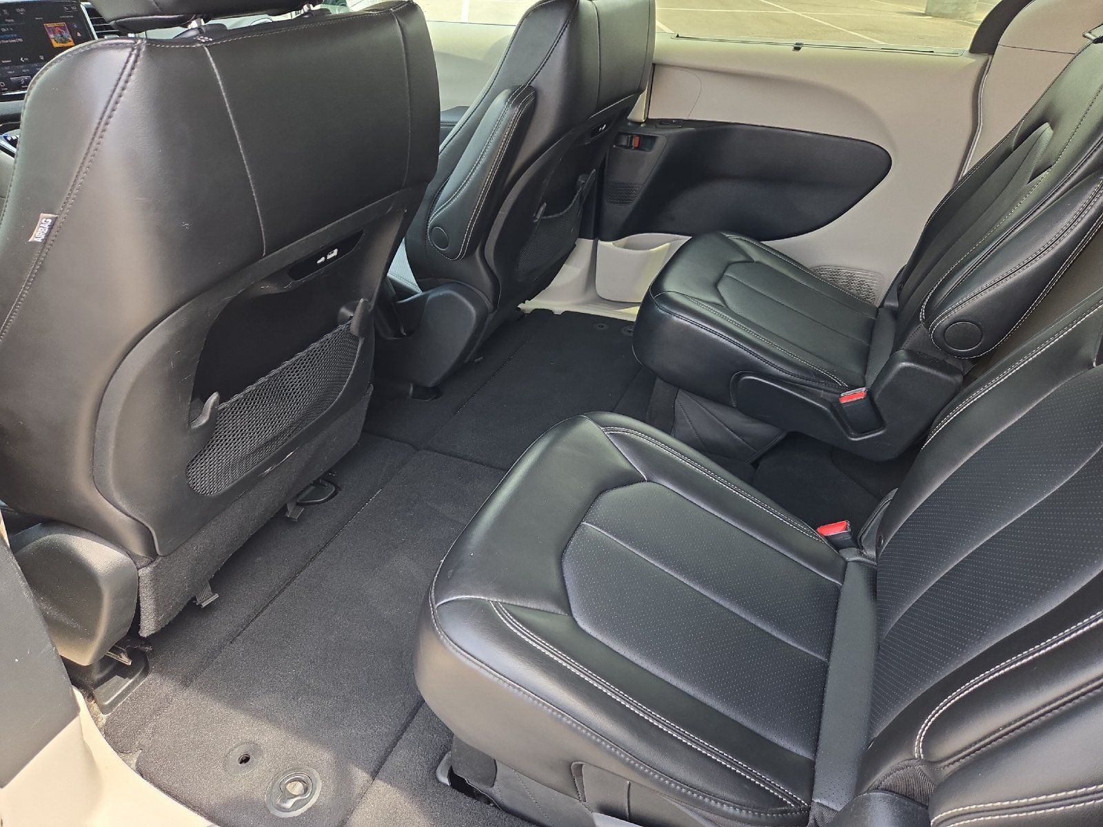 Used 2024 Chrysler Pacifica Touring-L FWD image 11