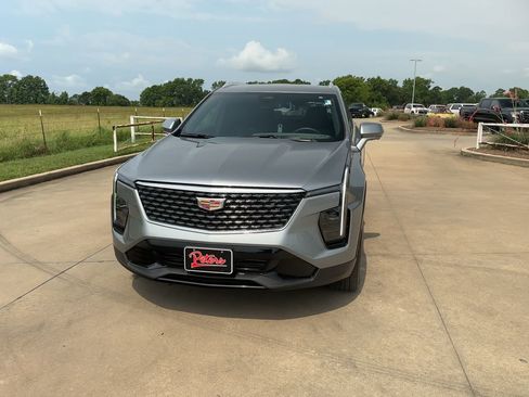 Used 2025 Cadillac XT4 Premium Luxury image 3