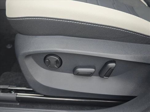 New 2026 Volkswagen Taos SE FWD image 10