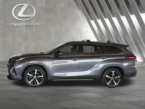 Used 2022 Toyota Highlander XSE FWD image 1