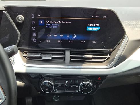 Used 2025 Chevrolet Trax LT w/ LT Convenience Package FWD image 22