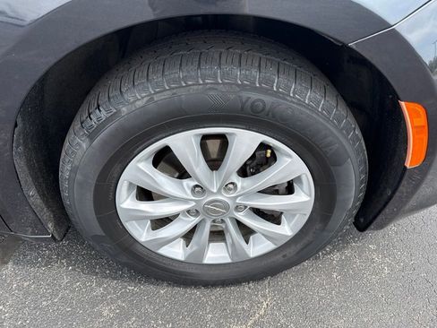 Used 2020 Chrysler Pacifica Touring-L FWD image 26