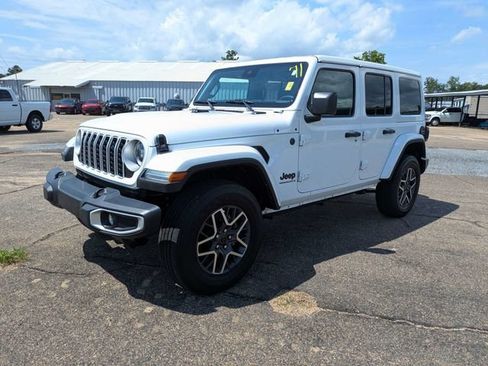 Used 2025 Jeep Wrangler Unlimited Sahara AWD/4WD image 8