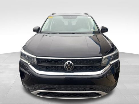 Used 2024 Volkswagen Taos SE image 2