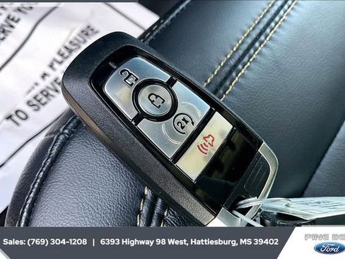 Used 2025 Ford Bronco Badlands image 9