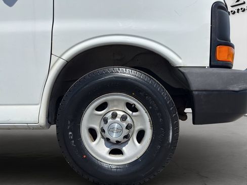 Used 2017 Chevrolet Express 2500 RWD image 20