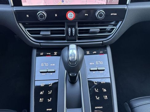Certified 2025 Porsche Macan image 15