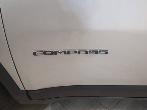 Used 2019 Jeep Compass Latitude w/ Popular Equipment Group AWD/4WD image 11
