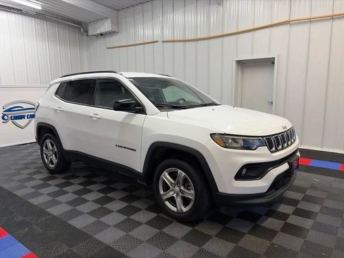 Used 2024 Jeep Compass Latitude AWD/4WD image 3