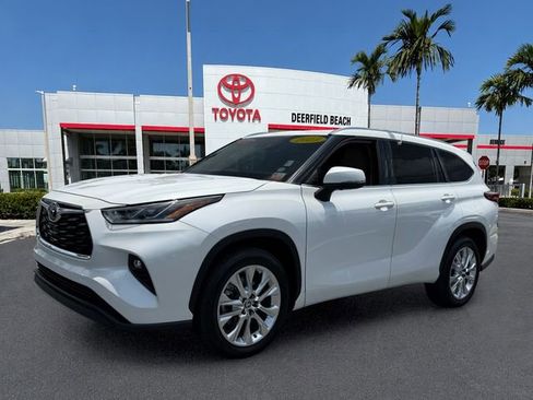Used 2023 Toyota Highlander Limited FWD image 3